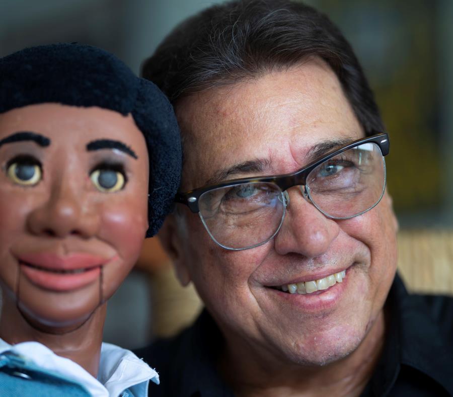 Carlos Maldonado junto a su personaje