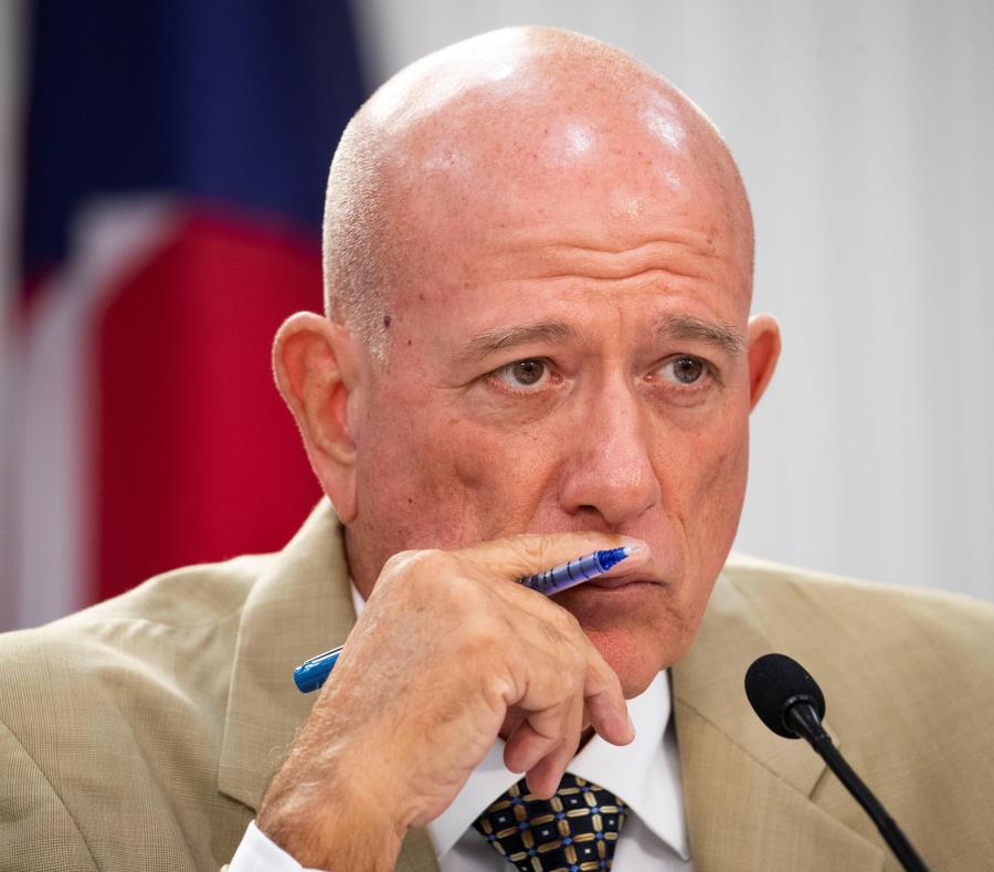 El senador Larry Seilhamer presidió la vista pública de ayer (semisquare-x3)