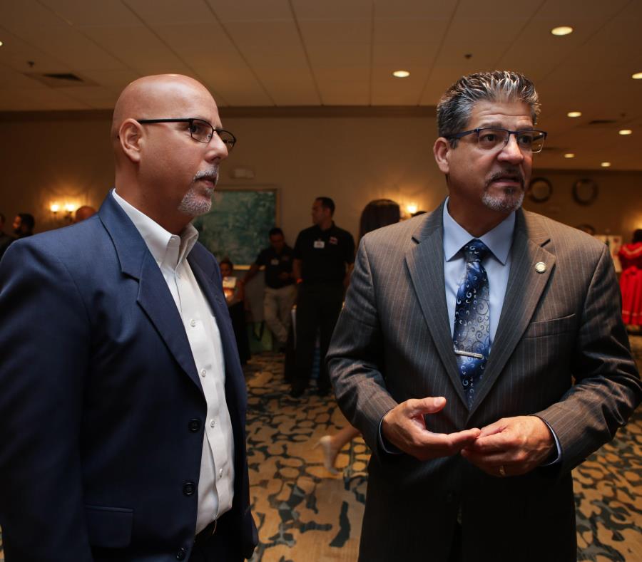 Tito Caldero, a la izquierda, junto al representante Bob Cortés. (GFR Media) (semisquare-x3)
