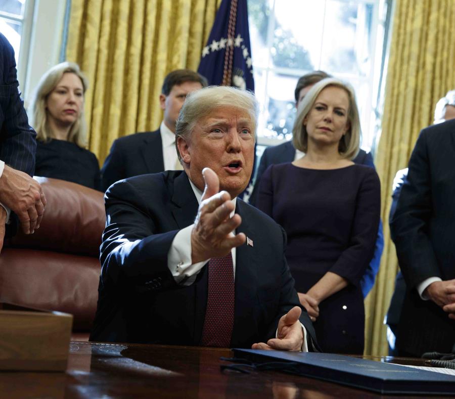 El presidente estadounidense Donald Trump habla durante una ceremonia. (semisquare-x3)