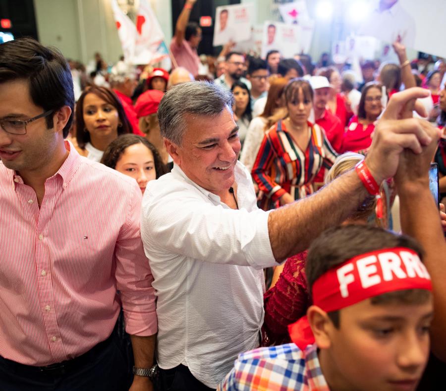 Los dos hijos del fenecido expresidente del PPD, Héctor Ferrer, acompañaron al alcalde de Isabela, Carlos “Charlie” Delgado Altieri, cuando entró al salón donde se llevó a cabo la Asamblea General. (semisquare-x3)