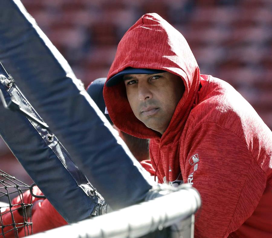 Alex Cora durante una práctica de bateo de los Medias Rojas de Boston. (AP) (semisquare-x3)