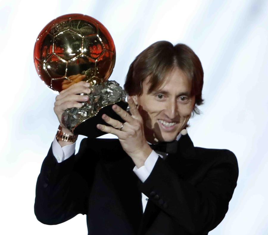 Luka Modric celebra el Balón de Oro. (AP / Christophe Ena) (semisquare-x3)