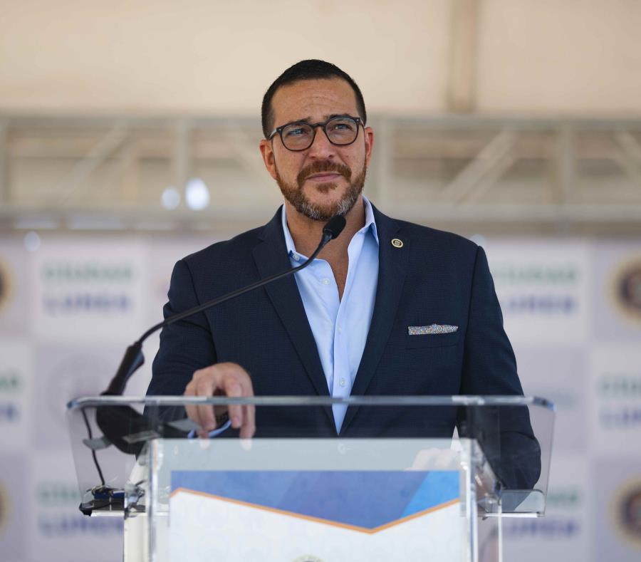 El secretario de la Vivienda Fernando Gil Enseñat entregó títulos de propiedad a unas 200 familias. (semisquare-x3)