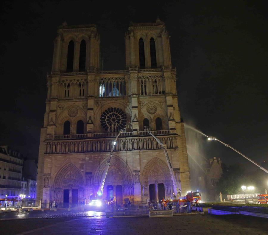 Bomberos parisinos intentan apagar el fuego en la catedral de Notre Dame. (AP) (semisquare-x3)