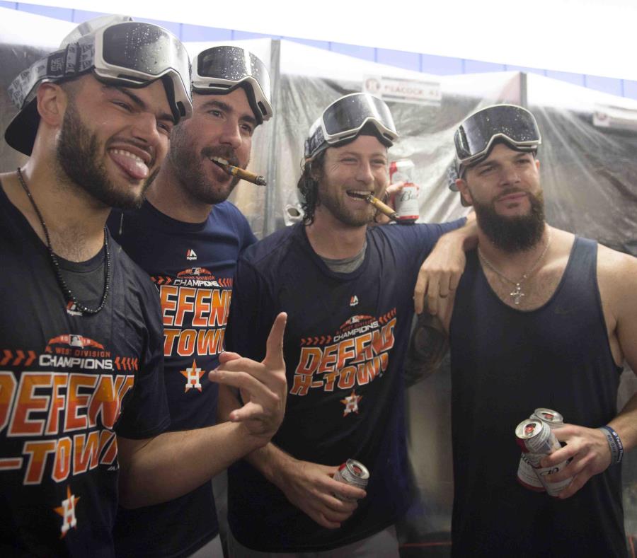 Los lanzadores Lance McCullers Jr, Justin Verlander, Gerrit Cole y Dallas Keuchel posan durante la celebración en el camerino de los Astros. (AP) (semisquare-x3)