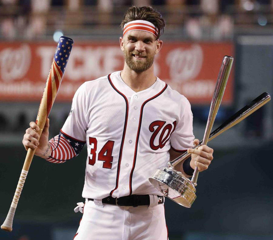 Bryce Harper, de los Nacionales de Washington, muestra su trofeo. (AP) (semisquare-x3)