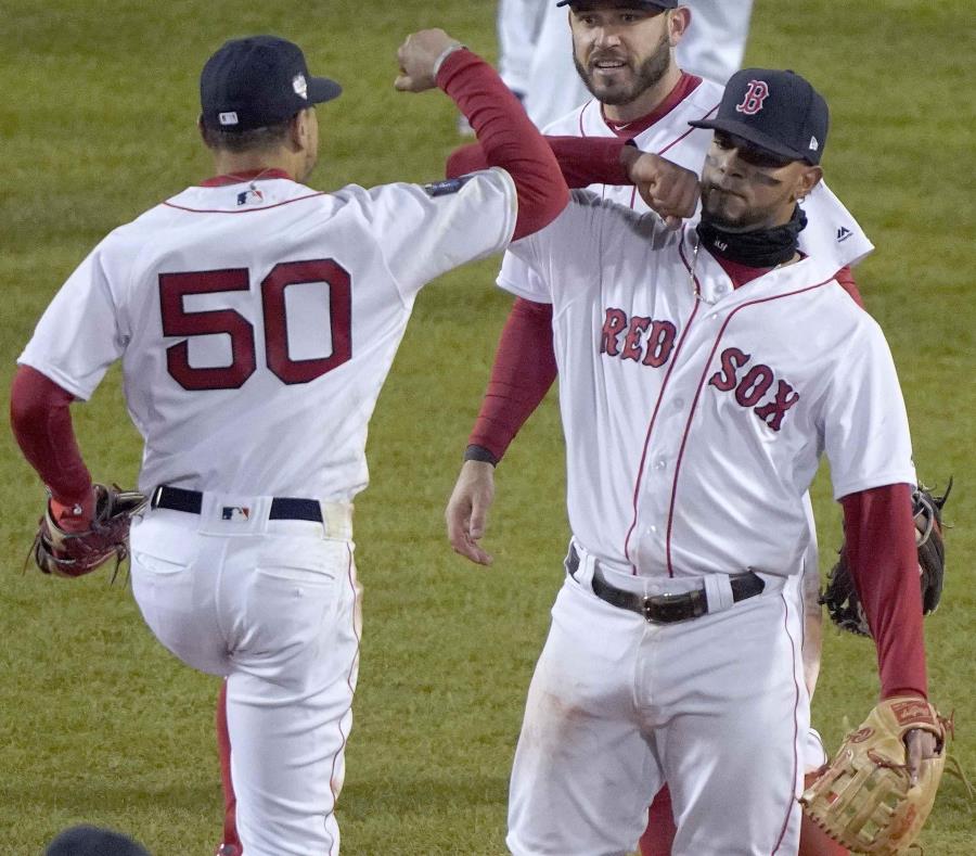 Mookie Betts (izq.) y Xander Bogaerts celebran chocando sus brazos el triunfo de los Medias Rojas de Boston sobre los Dodgers de Los Ángeles. (AP / Elise Amendola) (semisquare-x3)