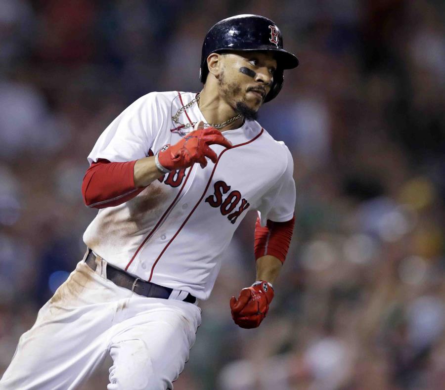 Mookie Betts, de los Medias Rojas de Boston, corre hacia la inicial después de pegar un doblete de dos carreras en la séptima entrada del juego ante los Marlins de Miami. (AP) (semisquare-x3)