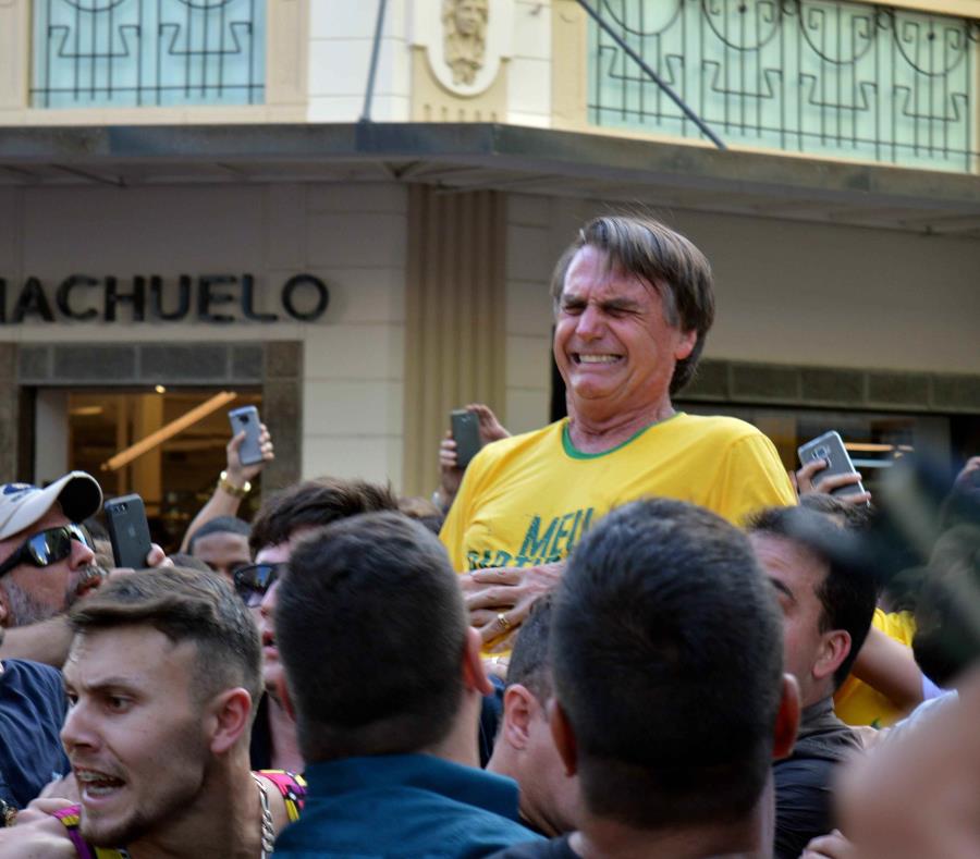 Operan de emergencia al candidato apuñalado en Brasil (semisquare-x3)
