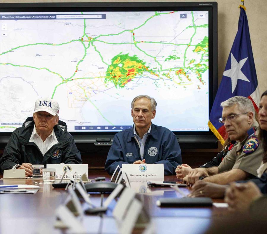 Foto de archivo en la que el presidente Donald Trump, acompañado por el gobernador de Texas Greg Abbott, habla durante una sesión informativa sobre los esfuerzos de socorro del huracán Harvey. (AP) (semisquare-x3)