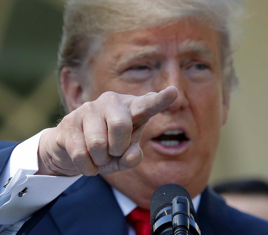 Donald Trump contesta preguntas de la prensa. (AP) (semisquare-x3)