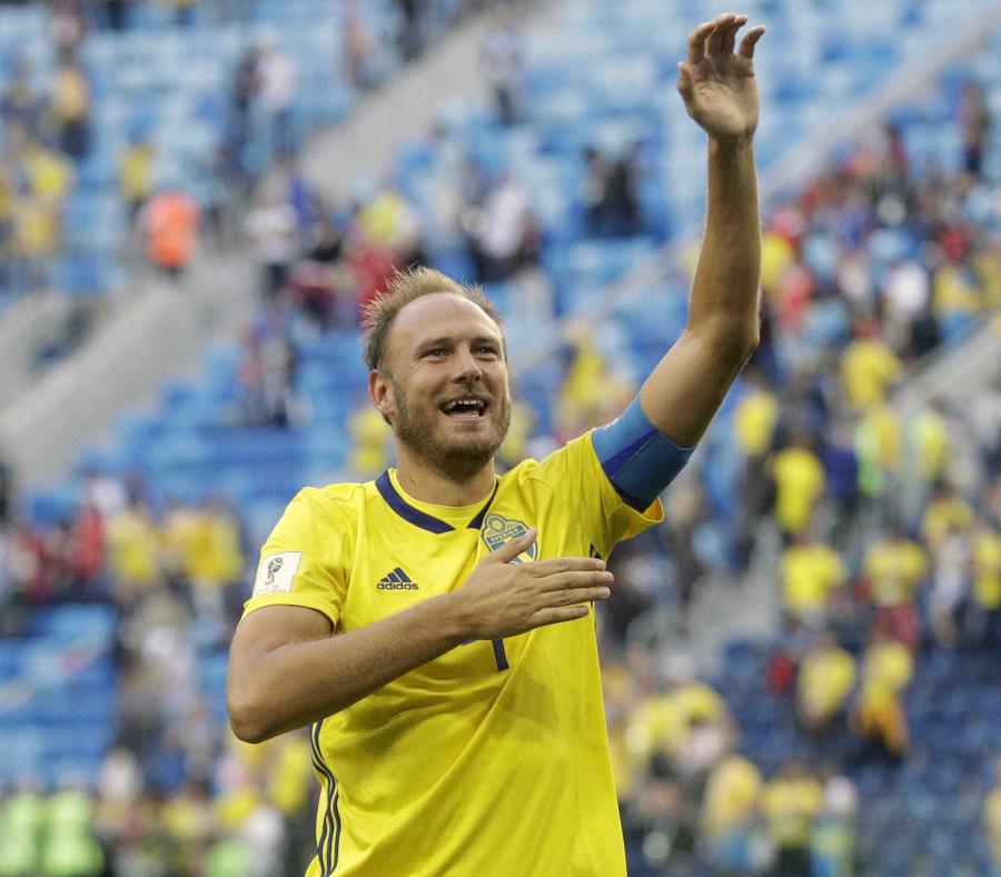 Andreas Granqvist, de la selección de Suecia, agradece a los hinchas tras la victoria sobre Suiza en los octavos de final de la Copa del Mundo. (AP) (semisquare-x3)