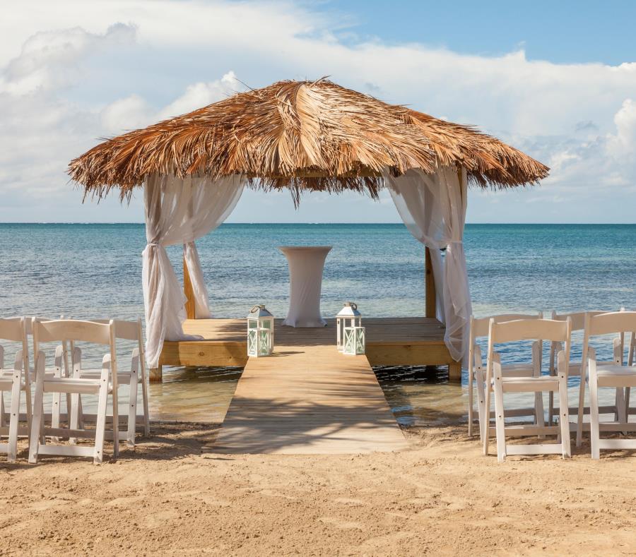 La hospedería estrenó un gazebo en la playa, que será reservado para la celebración de bodas y para masajes frente al mar. Abajo, el remodelado Salón Copa, con capacidad para acomodar a unas 120 personas (semisquare-x3)