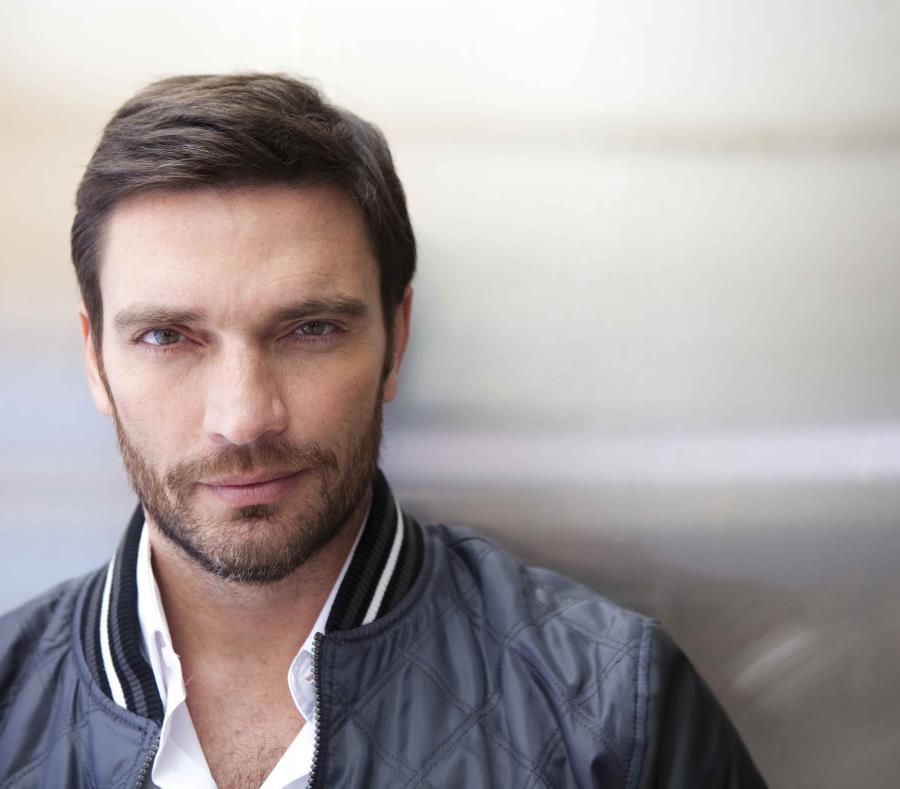 E actor argentino Julián Gil está en