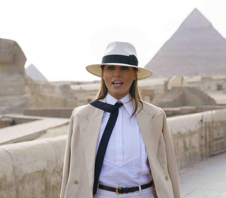 Durante su estancia en Egipto, Melania visitó entre las famosas pirámides de Guiza y posó frente a la Gran Esfinge. (AP) (semisquare-x3)
