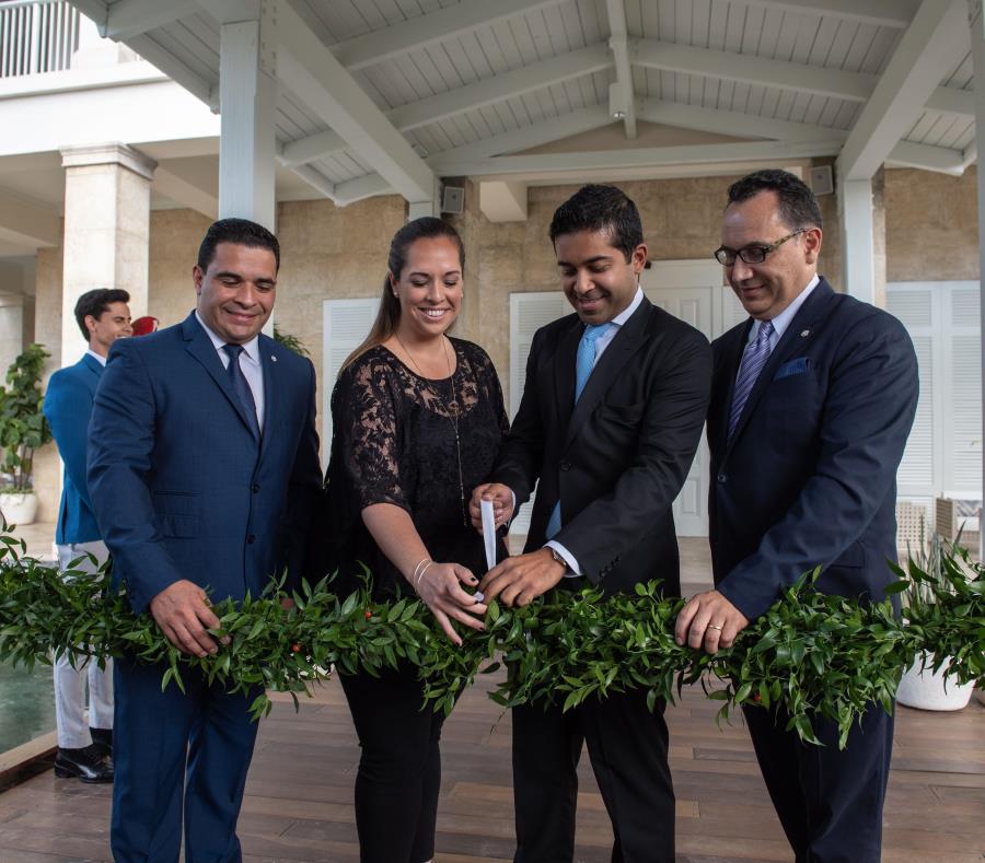 Desde la izquierda: José Torres, gerente general de St. Regis; Carla Campos, directora de la Compañía de Turismo de Puerto Rico; Fahad Gaffar, socio de Paulson & Co y José González Espinosa, gerente general de Marriott en Puerto Rico. (Suministrada) (semisquare-x3)