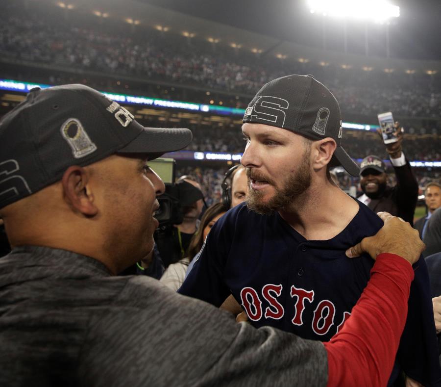 El dirigente puertorriqueño conversa con Chris Sale, quien cerró el histórico partido para Boston. (AP / Jae C. Hong) (semisquare-x3)