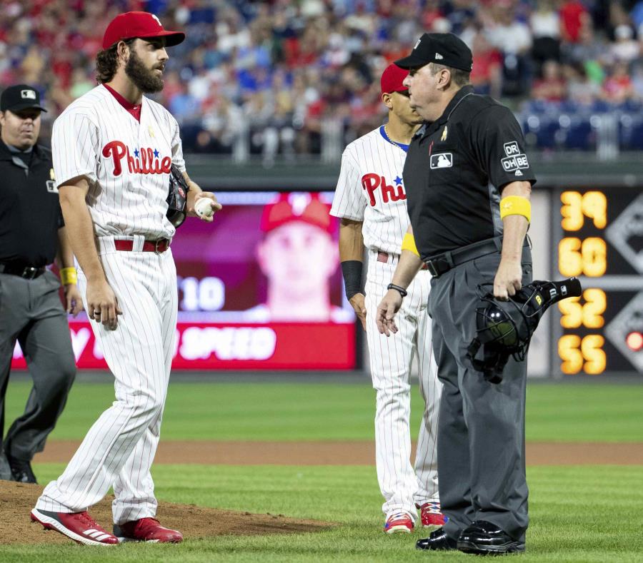 Joe West acudió al montículo y le quitó la tarjeta a Austin Davis. (AP) (semisquare-x3)