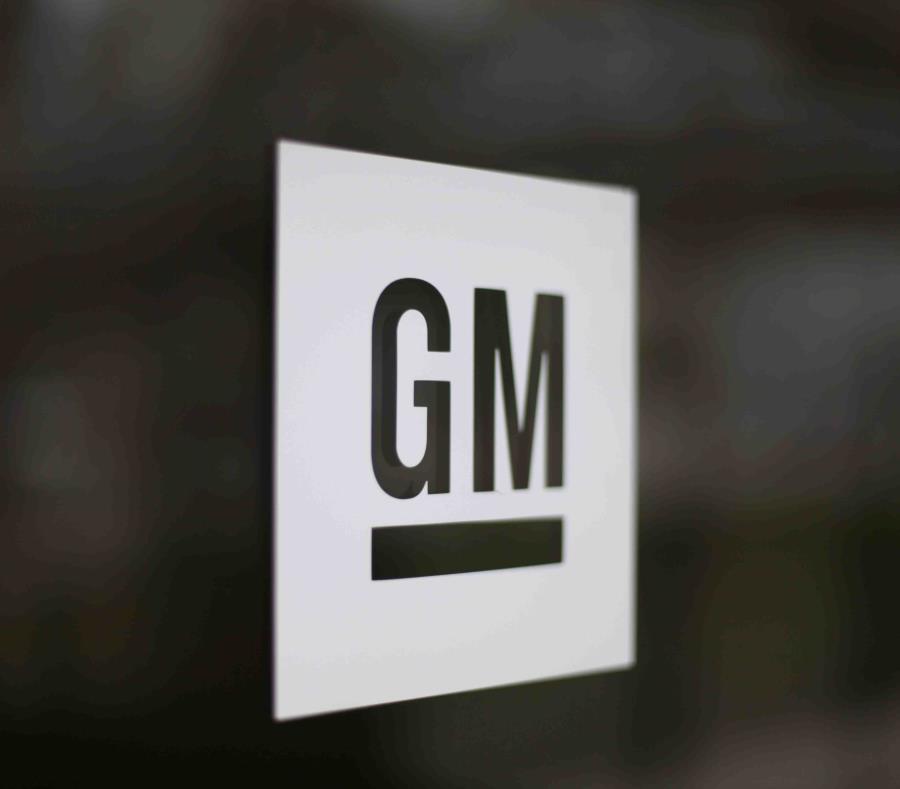 La foto muestra el logotipo de General Motors en la sede mundial de la empresa en Detroit. (AP) (semisquare-x3)