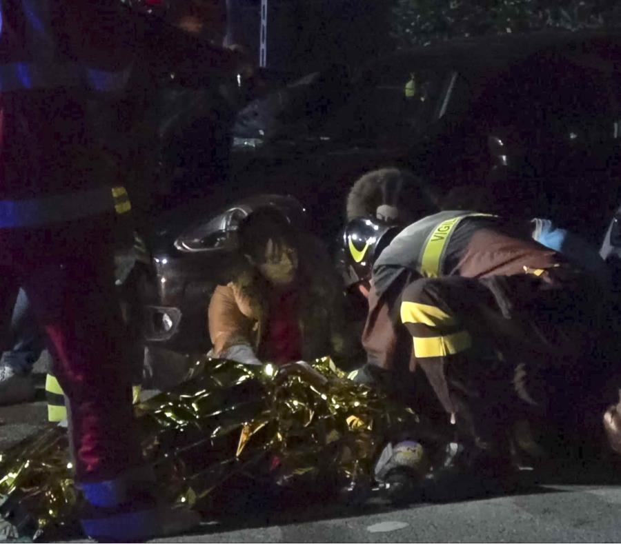 En esta imagen tomada de un video, rescatistas ayudan a heridos en una estampida, en el exterior de un club nocturno en Corinaldo, en el centro de Italia, el 8 de diciembre de 2018. (Vigili del Fuoco via AP) (semisquare-x3)