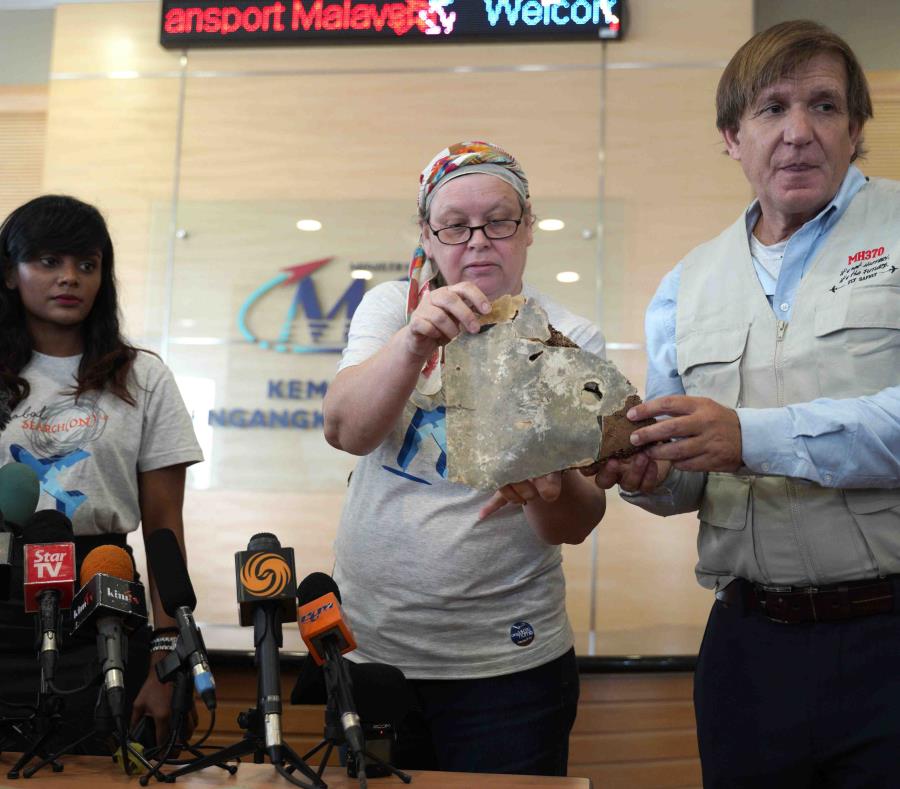 Un familiar muestra una de las piezas entregadas al al ministro de Transporte de Malasia. (AP) (semisquare-x3)