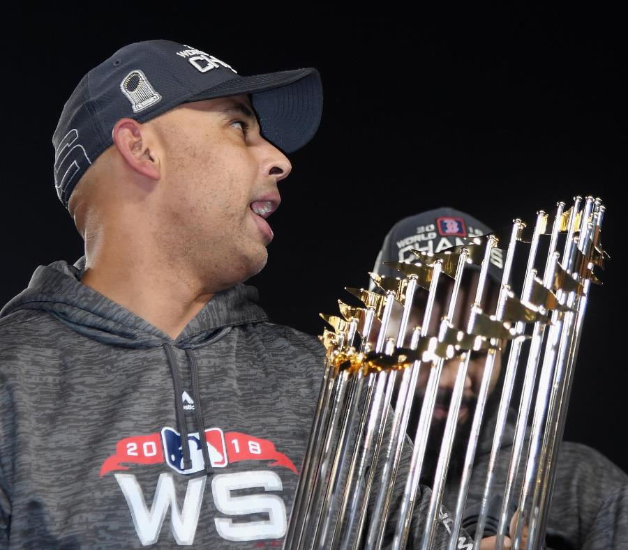 Alex Cora hizo historia el domingo cuando se convirtió en el primer dirigente boricua en ganar una Serie Mundial. Fue apenas el segundo hispano en lograrlo. (AFP / Harry How) (semisquare-x3)
