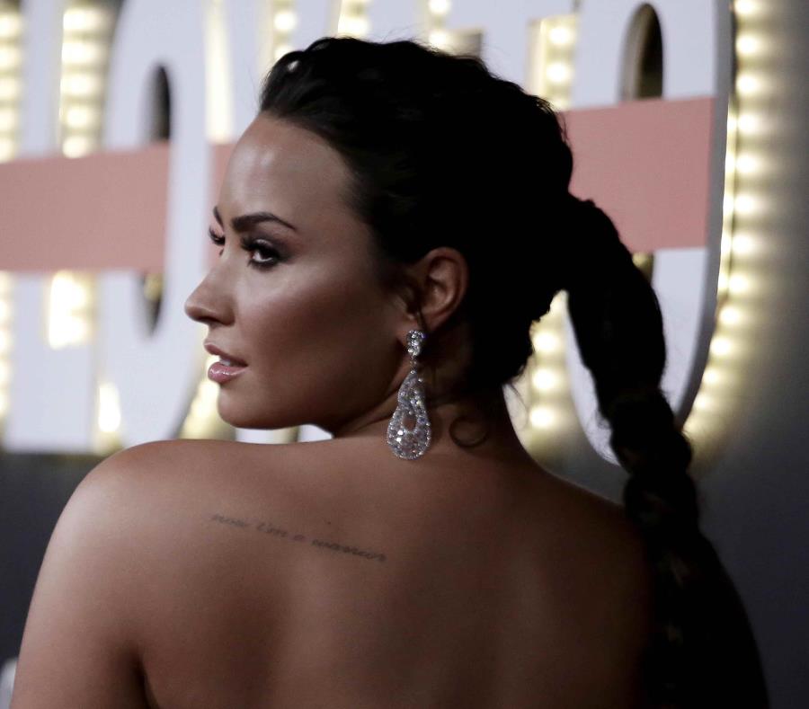 La cantante Demi Lovato (semisquare-x3)