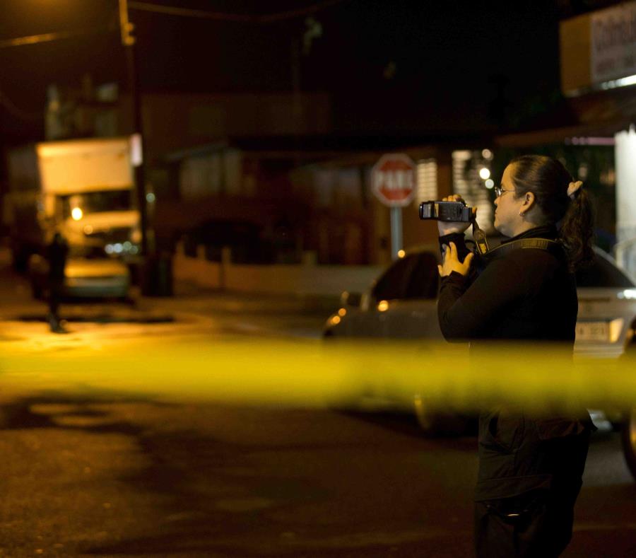 Un agente de la Policía graba en una escena del crimen. (GFR Media) (semisquare-x3)