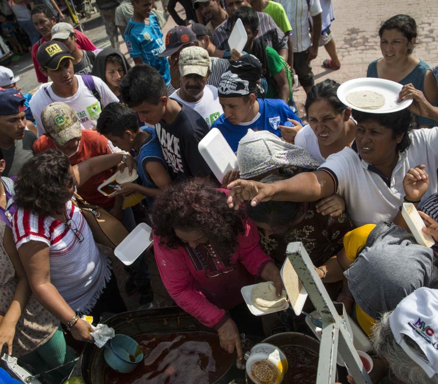 Los migrantes centroamericanos que viajan en una caravana (semisquare-x3)