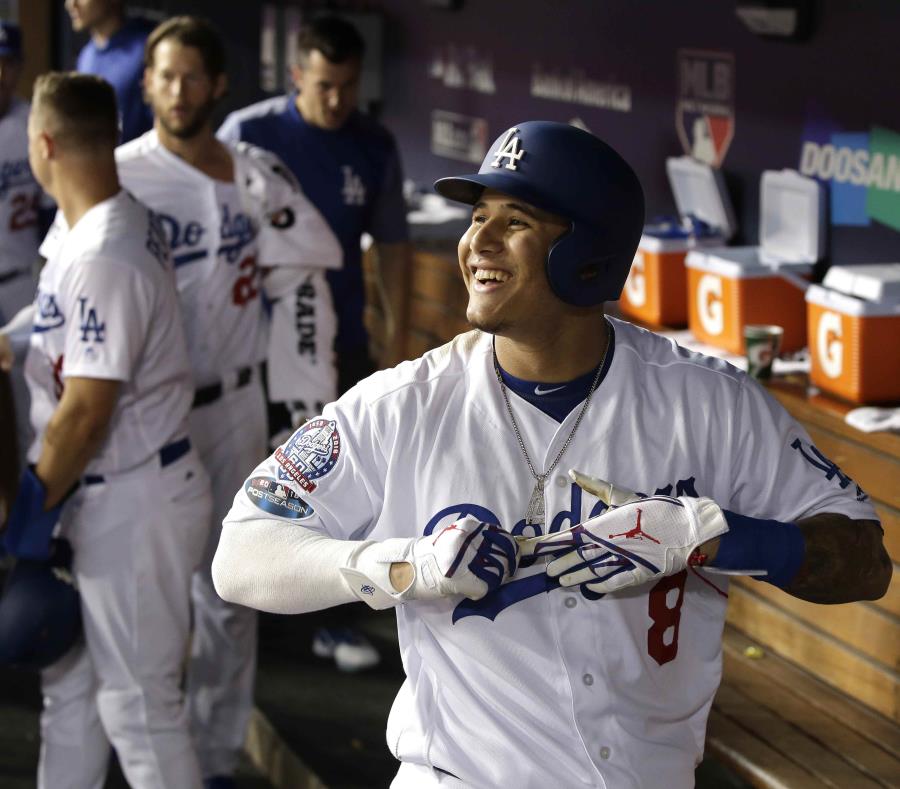 El campocorto Manny Machado, de los Dodgers de Los Ángeles, sonríe en el dugout tras conectar un jonrón productor de dos carreras en el juego de esta noche. (EFE) (semisquare-x3)