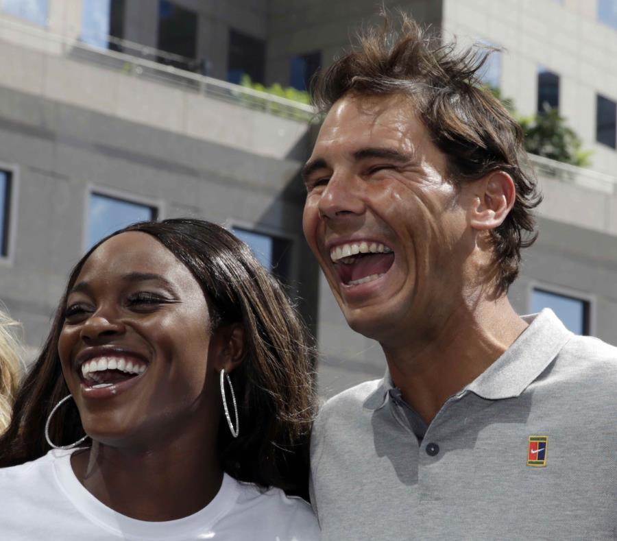 Los campeones defensores Rafael Nadal y Sloane Stevens posan con el trofeo del Abierto de Estados Unidos en la presentación del cuadro del torneo en Nueva York, el jueves 23 de agosto de 2018. (AP) (semisquare-x3)