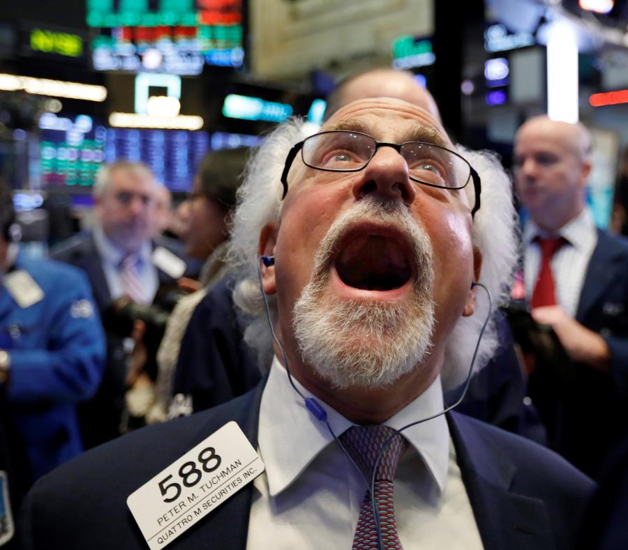 Al lado, el corredor de bolsa Peter Tuchman trabaja en el New York Stock Exchange. Expertos destacaron que en 2019 urge identificar oportunidades para hacer contrapeso a la volatilidad del mercado de valores. (AP) (semisquare-x3)