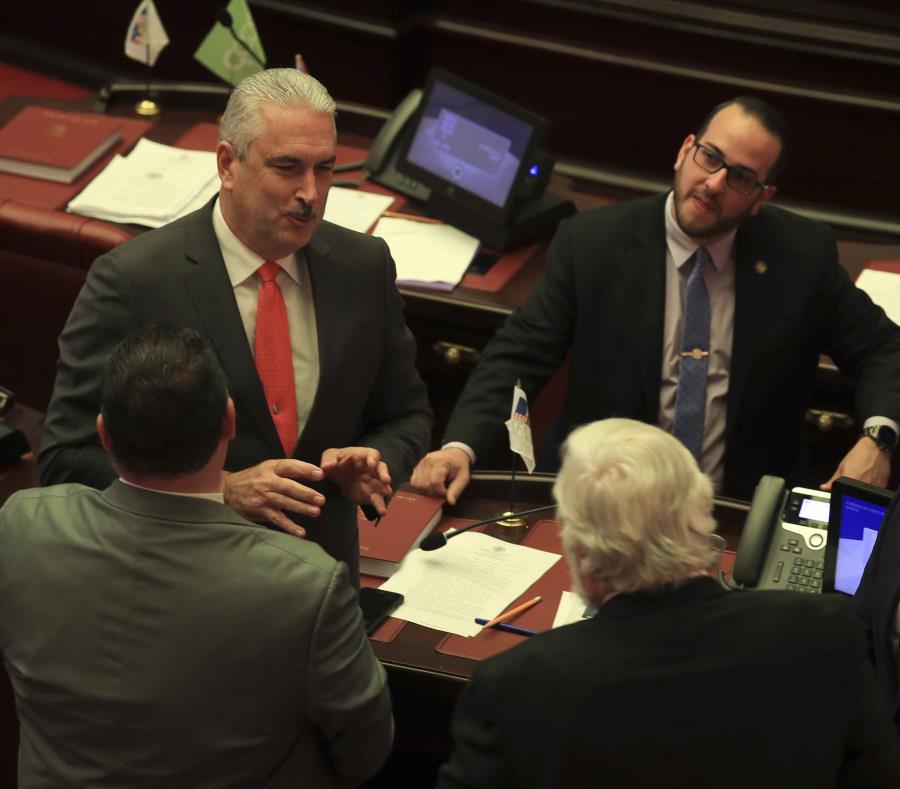 En el Senado, la votación fue de 16 votos a favor, dos abtenidos y 11 en contra, mientras que en la Cámara la pieza resultó favorecida con 29 votos. (semisquare-x3)