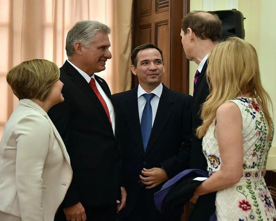 El presidente cubano Miguel Díaz-Canel Bermúdez a su salida de una reunión con congresistas de los Estados Unidos. (EFE / Estudio Revolución / Cubadebate) (semisquare-x3)