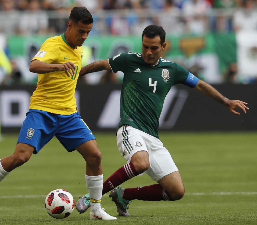 Rafael Márquez reta a Philippe Coutinho durante el partido entre México y Brasil. (AP) (semisquare-x3)