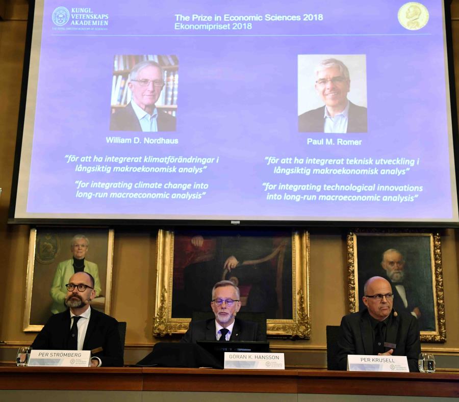 Momento en que miembros de la Real Academia de las Ciencias anuncian que los estadounidenses William D. Nordhaus y Paul M. Romer ganaron el Nobel de Economía. (AP) (semisquare-x3)