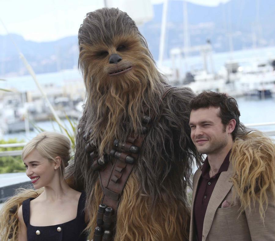 La actriz Emilia Clarke, de izquierda a derecha, una persona con vestuario de Chewbacca y el actor Alden Ehrenreich posan para retratos durante una sesión fotográfica de “Solo: A Star Wars Story” en la 71ª edición del Festival Internacional de Cine de Can (semisquare-x3)