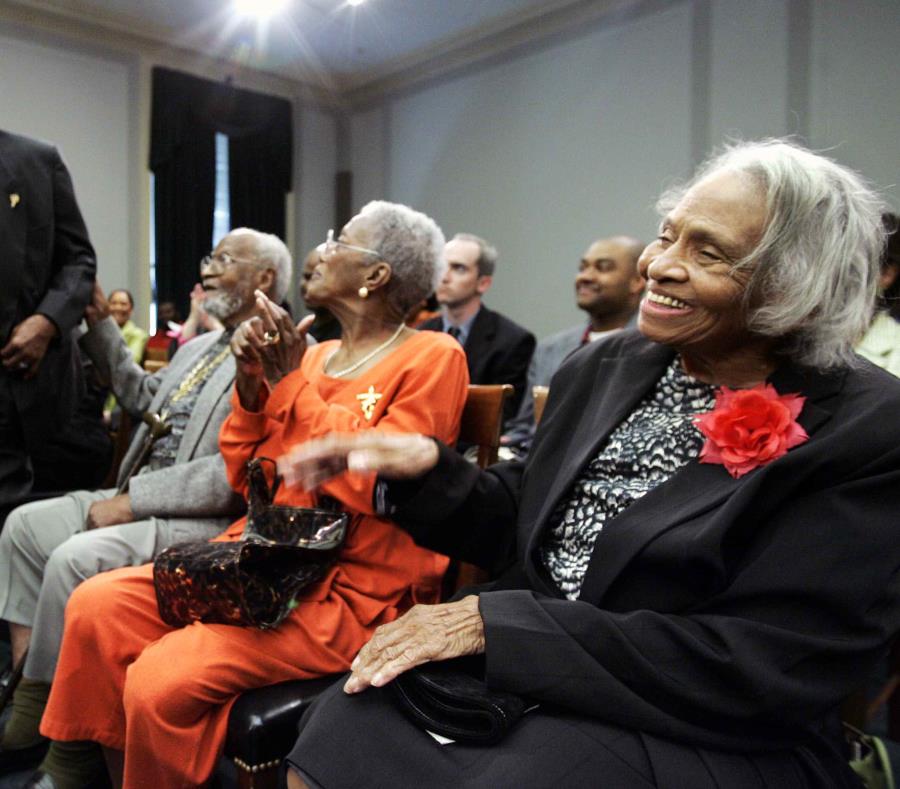 Hooker (a la extrema derecha) también fue miembro de la Comisión de disturbios raciales de Tulsa, ahora llamada Comisión de la Masacre de razas de Tulsa. (AP) (semisquare-x3)