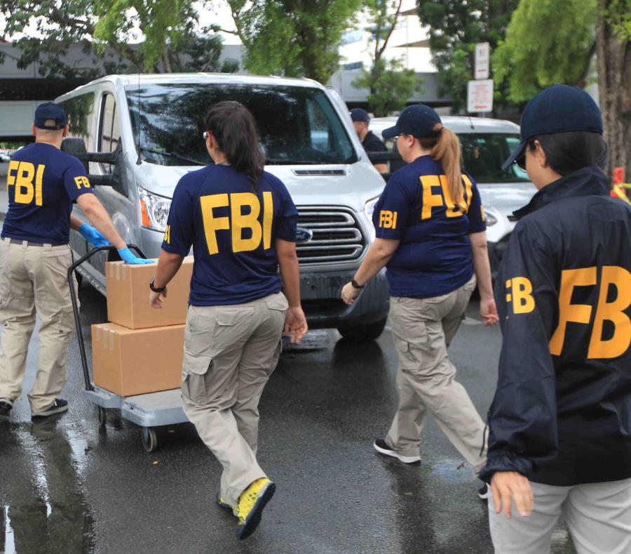 Dozens of agents, led by the Computer Analysis and Response Team, they were examining documents and municipal computers. (semisquare-x3)