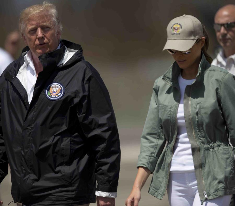 El presidente Donald Trump junto a la primera dama, Melania, durante su visita a Puerto Rico (semisquare-x3)