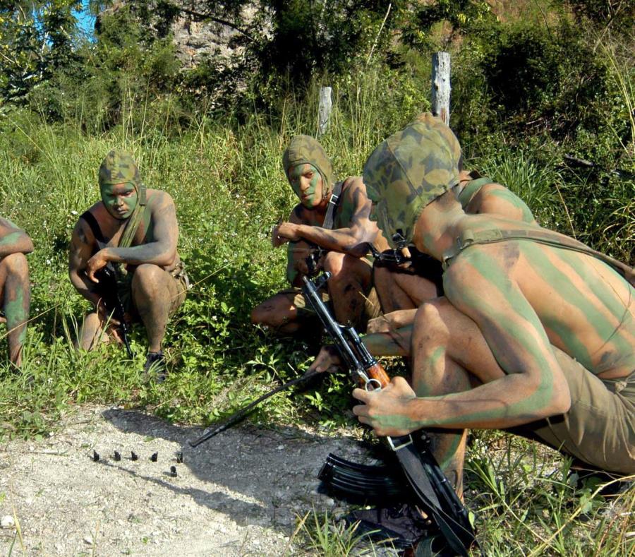 Soldados de la Brigada de Tropas Especiales de las Fuerzas Armadas Revolucionarias (FAR) realizan maniobras durante el ejercicio Bastión de 2004. (Agencia EFE) (semisquare-x3)