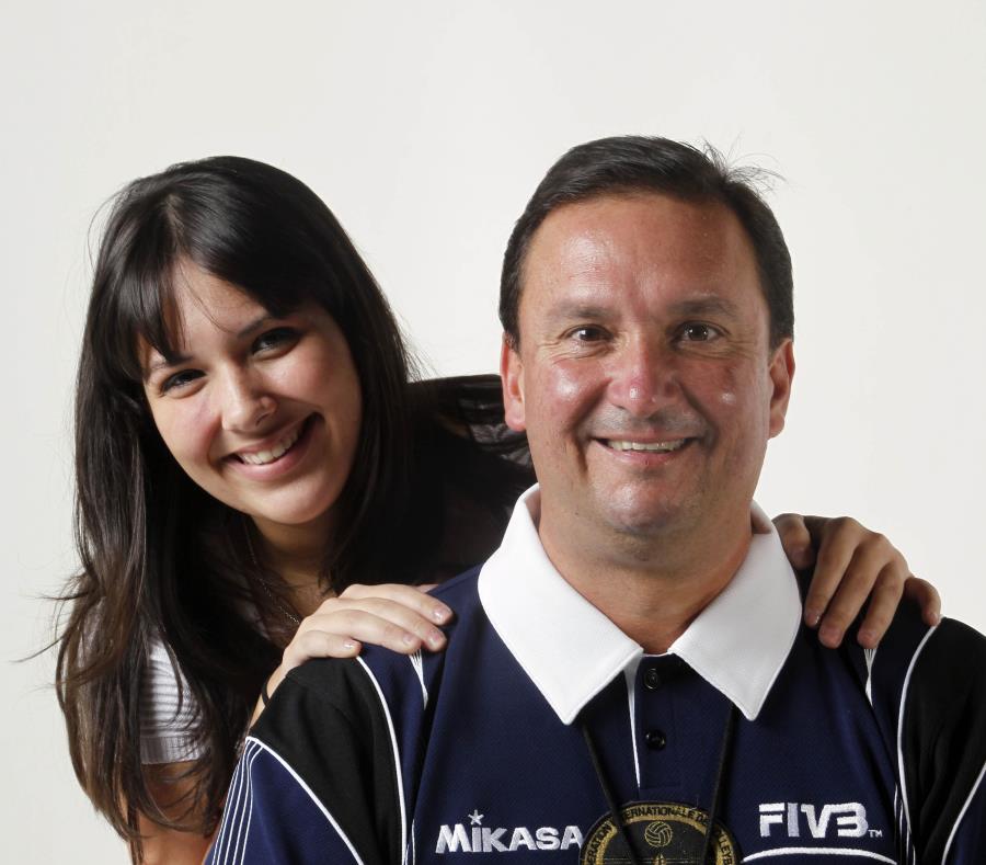 Jean Carlos Juarbe, en uniforme de la FIVB, comparte junto a su hija Brigitte. (GFR Media) (semisquare-x3)