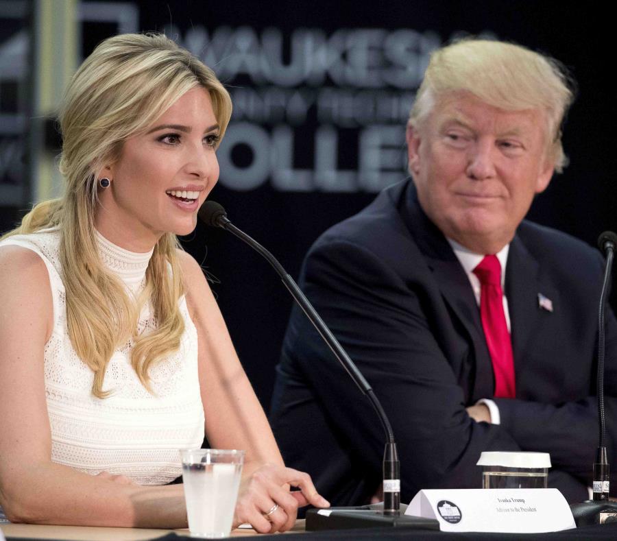 Ivanka Trump junto a su padre, Donald Trump (semisquare-x3)