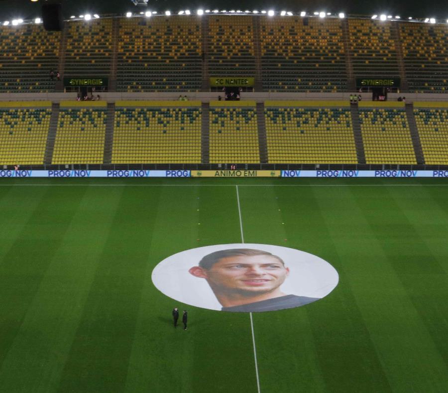 El FC Nantes rinde tributo al jugador argentino Emiliano Sala antes del partido. (EFE) (semisquare-x3)