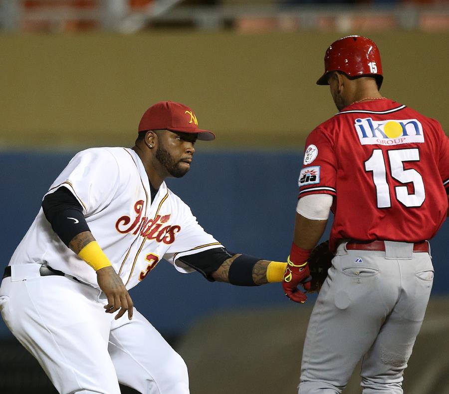 FrankieThon, gerente general de los Indios, dijo que Kennys Vargas (izq.) estará en uniforme cuando su equipo se mida a los Gigantes de Carolina el próximo jueves. (GFR Media) (semisquare-x3)