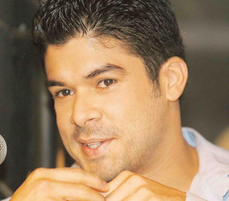 El cantante Jerry Rivera (semisquare-x3)