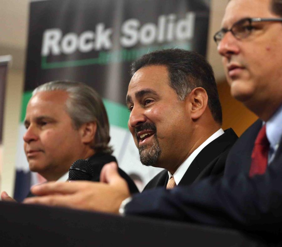 Ángel Pérez (centro), vicepresidente de la compañía, indicó que el período de solicitud para el programa de becas del 2019 cerrará el 30 de noviembre. (GFR Media) (semisquare-x3)