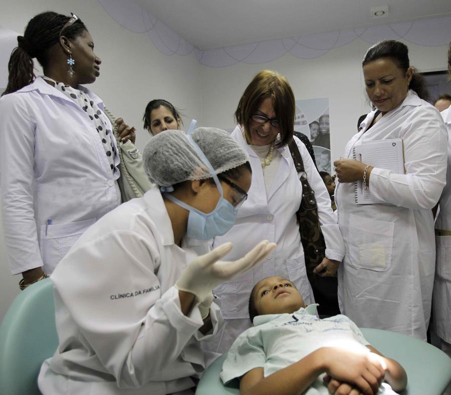 Médicos cubanos observan un procedimiento dental durante una sesión de capacitación en una clínica de salud en Brasilia. (AP / Eraldo Peres) (semisquare-x3)