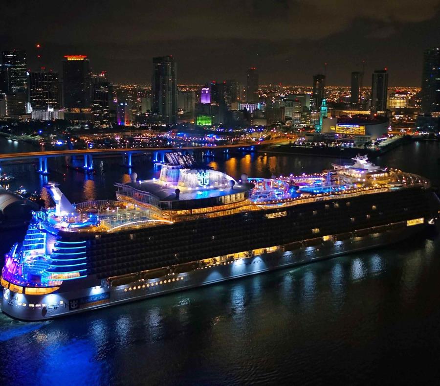 El Symphony of the Seas mientras entraba al puerto. (EFE) (semisquare-x3)